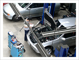 定期的な点検は自動車メーカーも重要視しています。